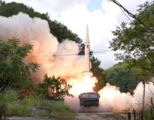 现场视频｜东部战区火箭军对台岛东部外海实施常导火力突击，精准命中