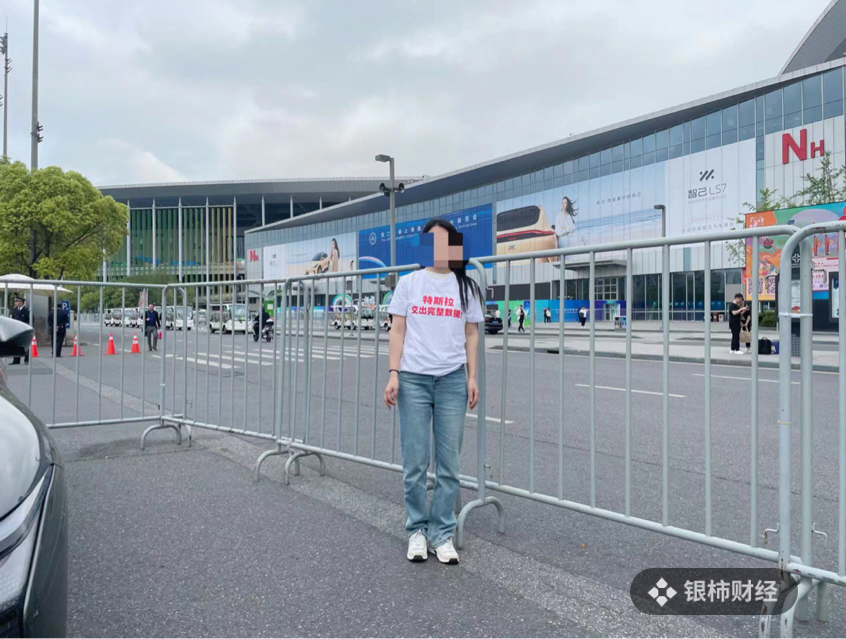 車頂維權女車主再現上海車展特斯拉沒來我很可惜