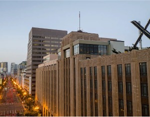 总部大楼的X标志装上又被“拽”下，马斯克惹恼了谁？
