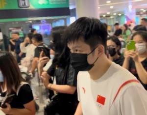 中国乒乓球队抵达杭州，机场接机大厅秒变“大型追星现场”