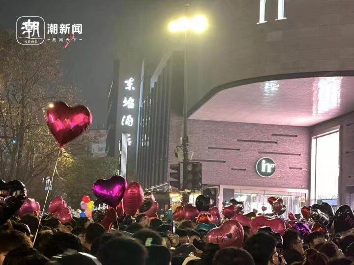 杭州跨年夜放飞的那么多气球去哪儿？挂树上清理起来有点费人 银柿财经