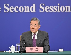 王毅：不能允许有的国家必须在餐桌上 有的国家只能在菜单里