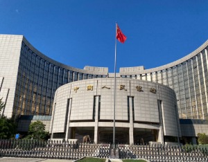 央行：根据国内外经济金融形势和金融市场运行情况，择机降准降息