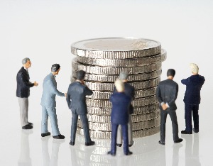 基金经理三年业绩跑输基准10%就降薪，这些“名将”都“中招”！