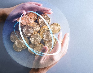巴菲特囤“巨额”现金，普通人如何打理闲钱？