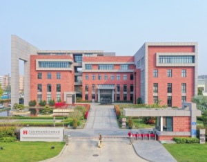 红墙股份：政策与产能共振 减水剂龙头持续拓宽护城河