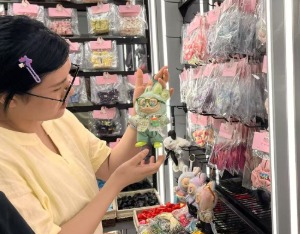 银柿观察｜给Labubu做衣服，盘活了停产的睡衣工厂