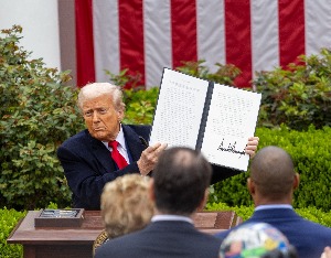 特朗普称将对未接到关税函的国家征收15%或20%“统一关税”
