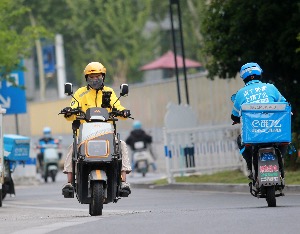 周末外卖大战延续：淘宝闪购日订单再破8000万，美团单量超1.5亿