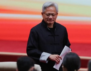 皮夹克换唐装，黄仁勋年内第三次来华抢滩500亿市场