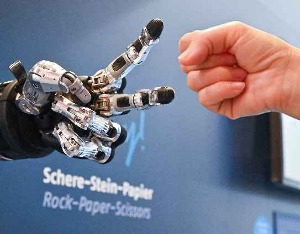 IDC咨询：2024年中国商用服务机器人出货量占比84.7%，占全球主导地位