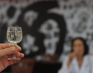 白酒股集体爆发，酒鬼酒强势涨停，白酒基金LOF放量涨近3%